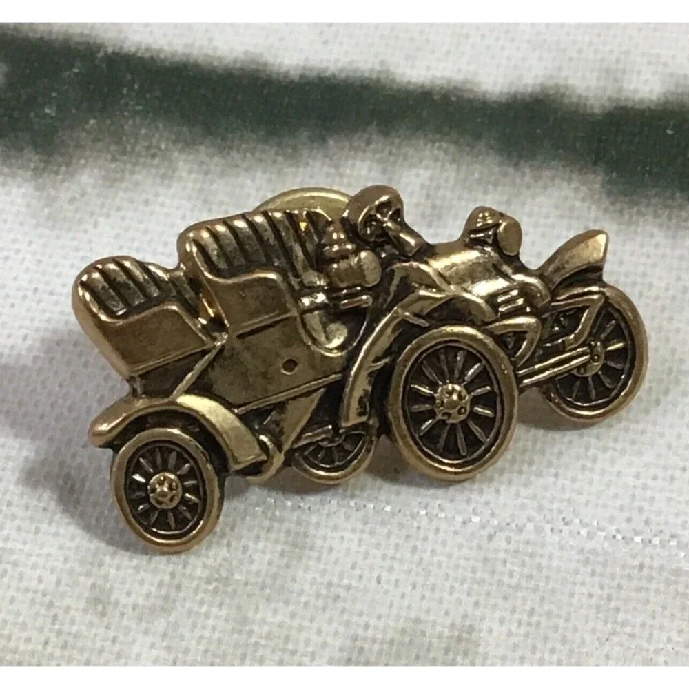 Vintage Collectible Pinback Lapel Pin Old Timey Classic Car Brushed‎ Brass